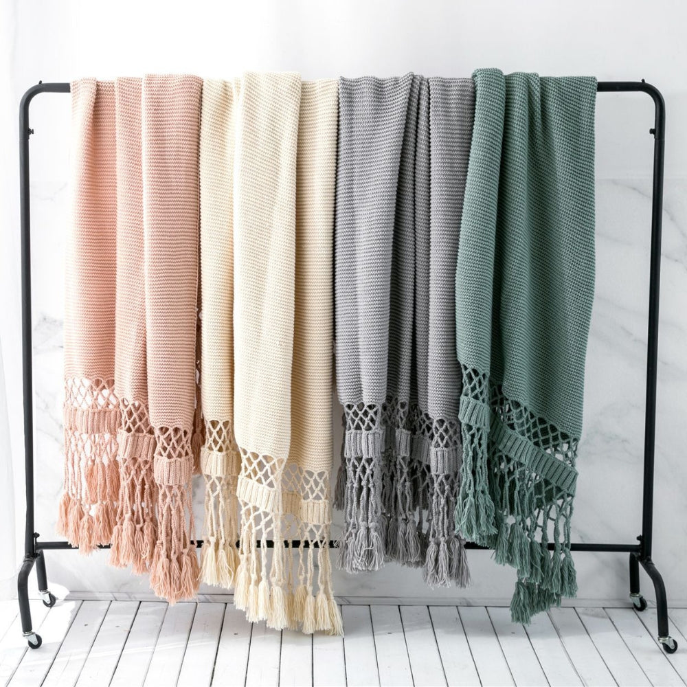 Strikket pledd med dusker – mykt og lett i boho-stil