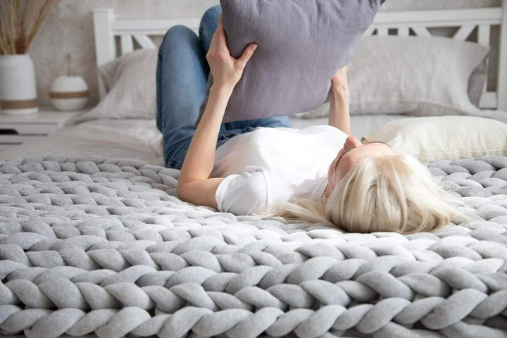 Koslund™ Grovstrikket pledd i myk mikrofiber, tolv farger