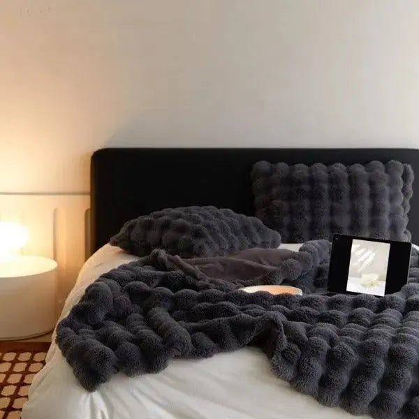 Fluffy pledd med boblestruktur og silkemyk følelse