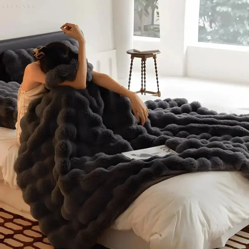 Fluffy pledd med boblestruktur og silkemyk følelse