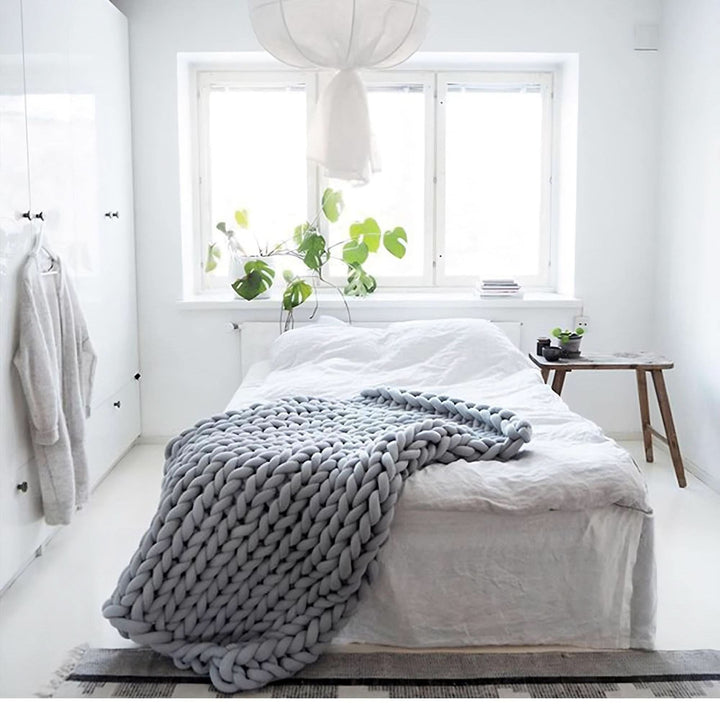 Grovstrikket pledd med håndstrikket preg til sofa og seng