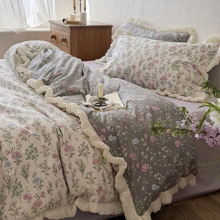 Koslund™ Vendbart sengeteppe med vintageblomster, volang og putevar