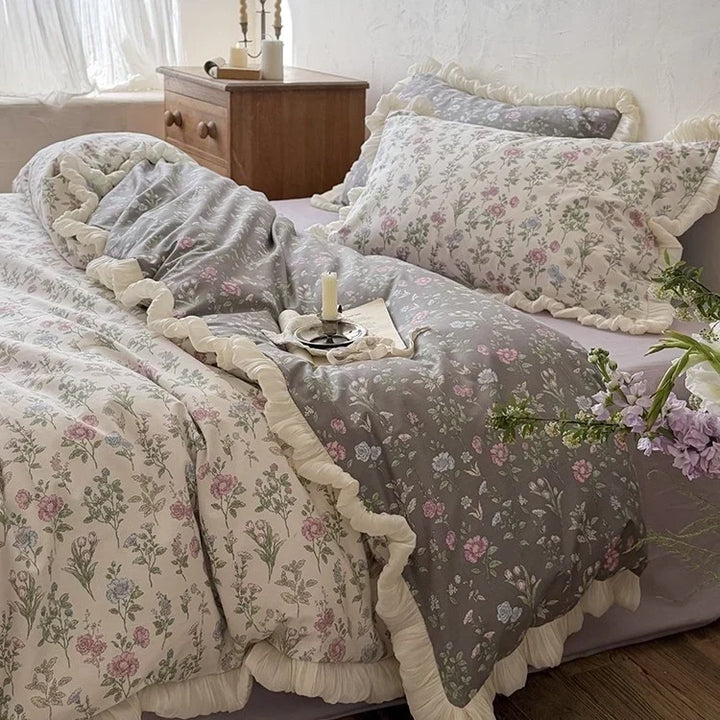 Koslund™ Vendbart sengeteppe med vintageblomster, volang og putevar