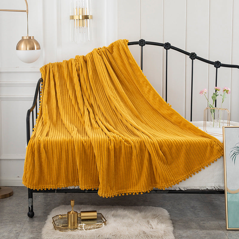 Ribbet plysjpledd med fløyelsmyk overflate og moderne stil