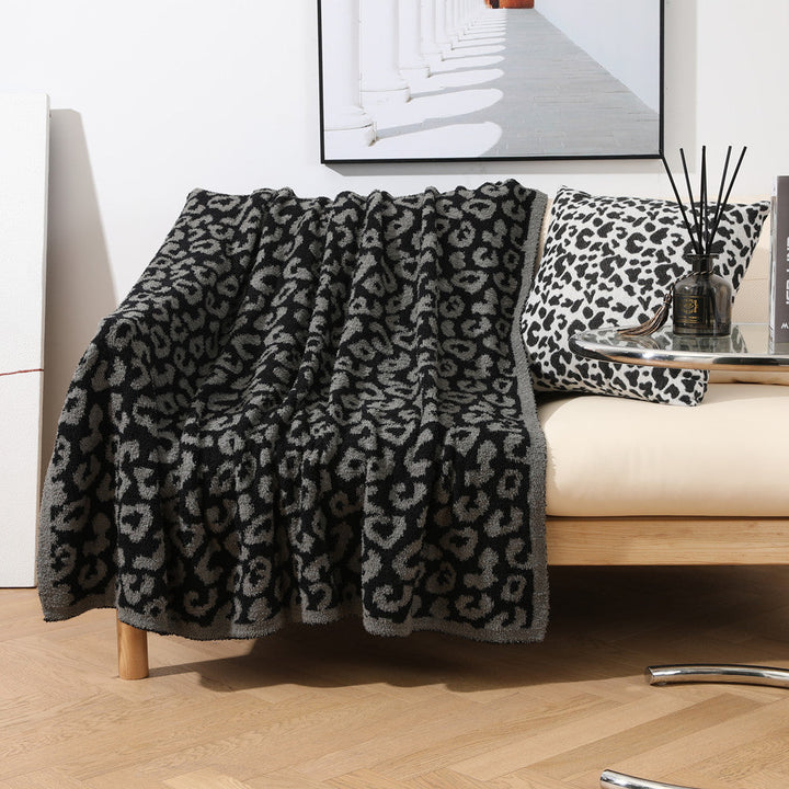 Myk pledd med leopardmønster i plysj til sofaen