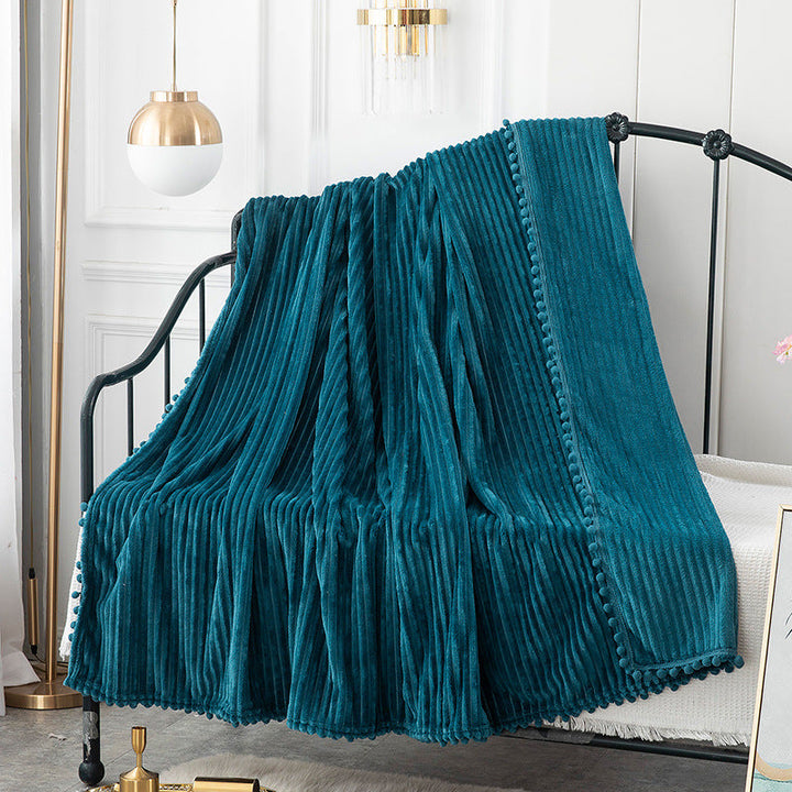 Ribbet plysjpledd med fløyelsmyk overflate og moderne stil