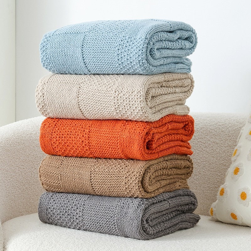 Strikket pledd med struktur, mykt og koselig i sofa og seng