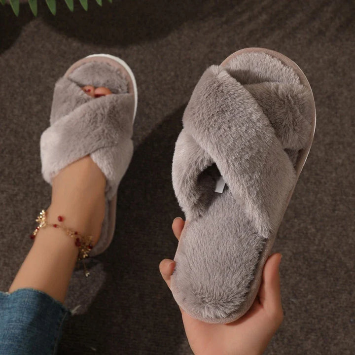 Koslund™ Fluffy tøfler for dame med kryssbånd og sklisikker såle