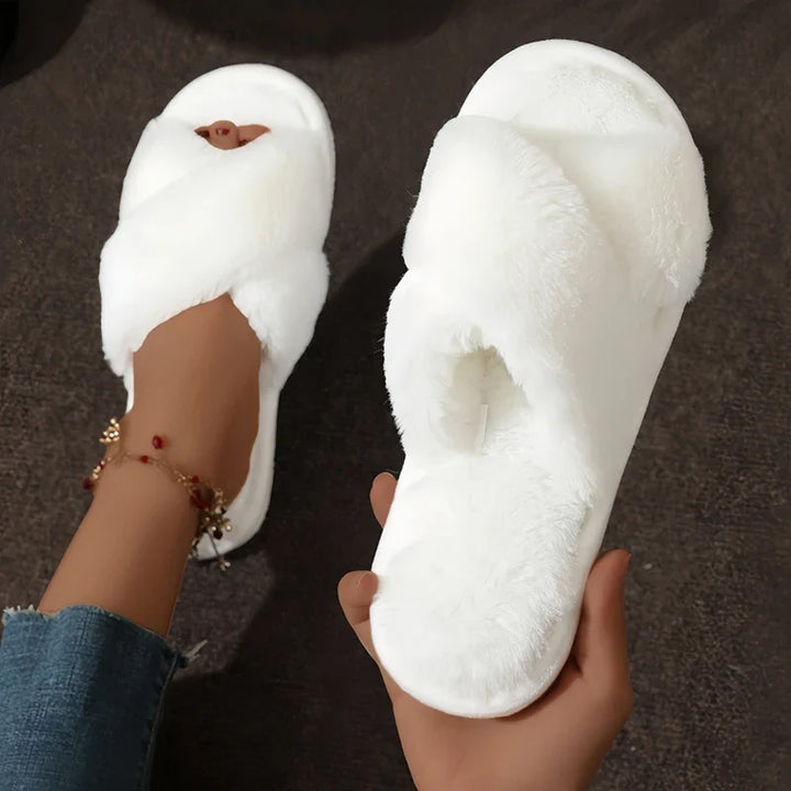 Koslund™ Fluffy tøfler for dame med kryssbånd og sklisikker såle
