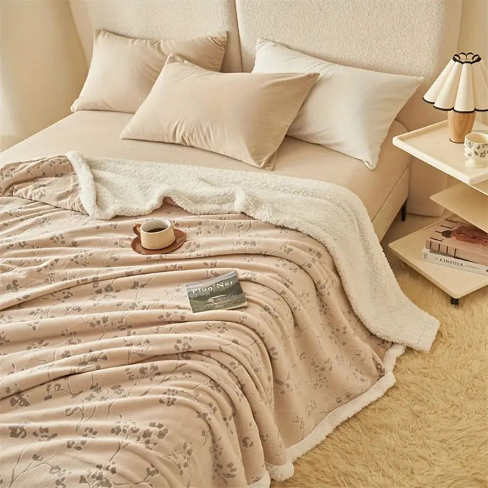 Koslund™ Dobbeltlags plysjpledd i fleece med blomster på beige