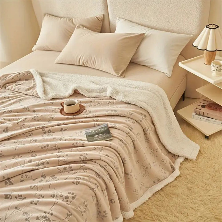 Dobbeltlags plysjpledd i fleece med blomster på beige