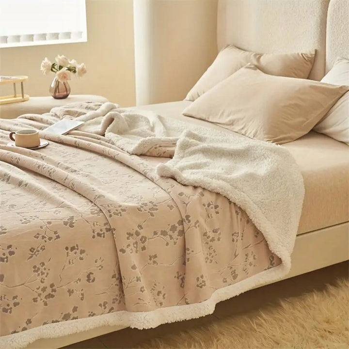 Dobbeltlags plysjpledd i fleece med blomster på beige