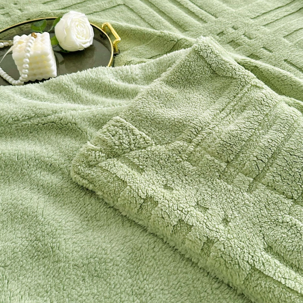 Koslund™ Strikket teppe med preget rutemønster i dobbel myk mikrofiber