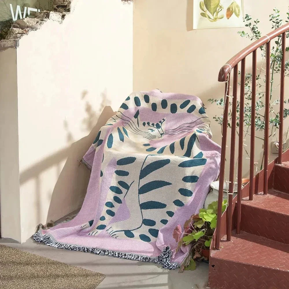 Vevd pledd med abstrakt motiv, jacquard til sofa og vegg