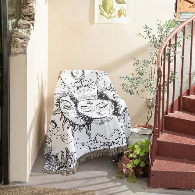 Vevd pledd med abstrakt motiv, jacquard til sofa og vegg