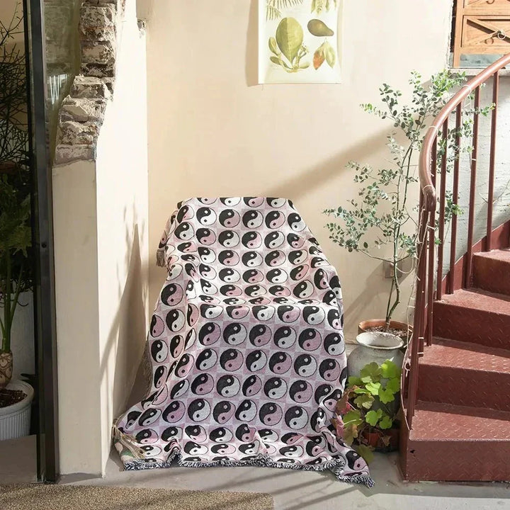 Vevd pledd med abstrakt motiv, jacquard til sofa og vegg