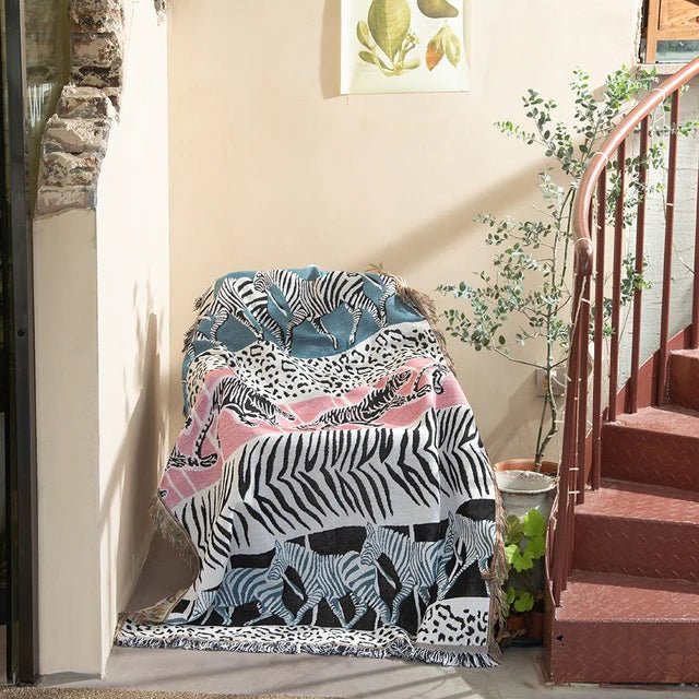 Vevd pledd med abstrakt motiv, jacquard til sofa og vegg