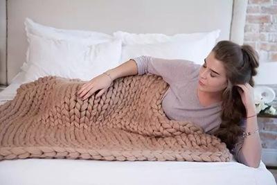 Koslund™ Grovstrikket pledd i myk mikrofiber, tolv farger