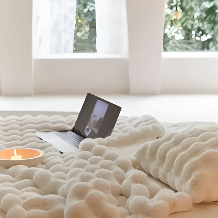 Myk plysjpledd for alle årstider med elegant design