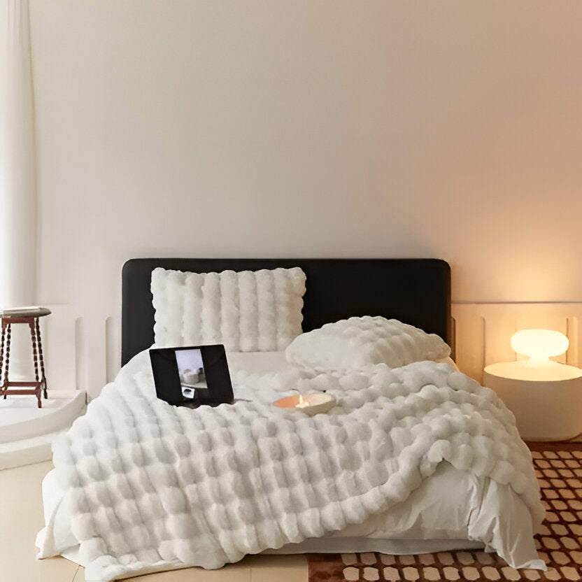Myk plysjpledd for alle årstider med elegant design