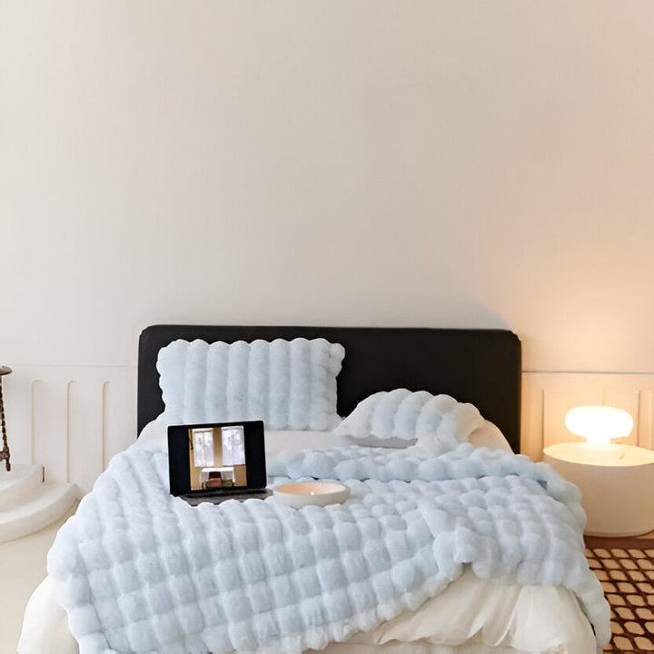 Myk plysjpledd for alle årstider med elegant design