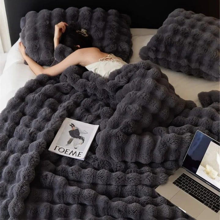 Myk plysjpledd for alle årstider med elegant design