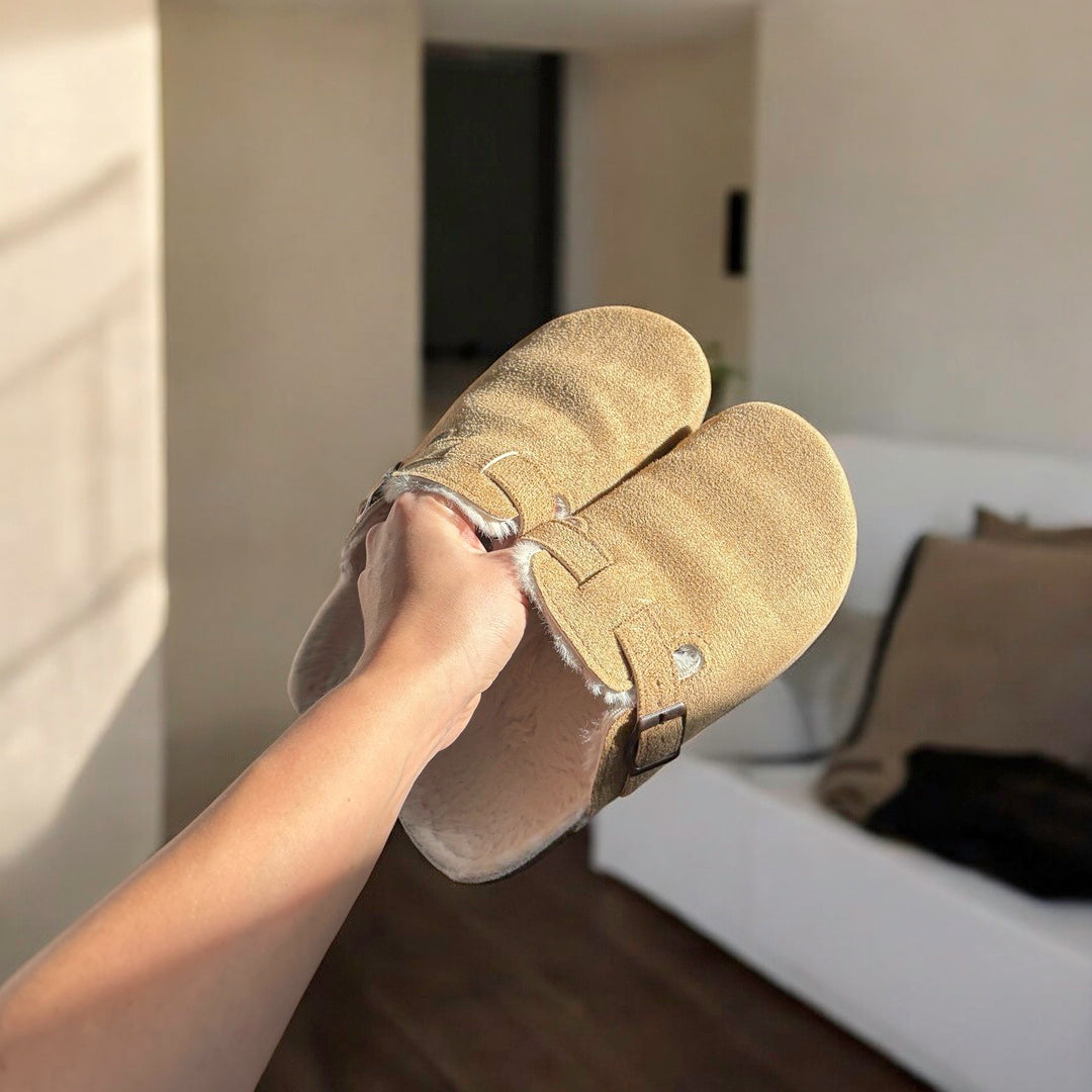 Koslund™ Tresko i semsket skinn med fuskepelsfôr og korkfotseng