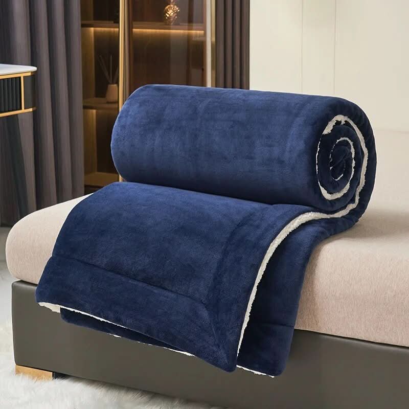 Vendbart sherpateppe i fleece til seng og sofa
