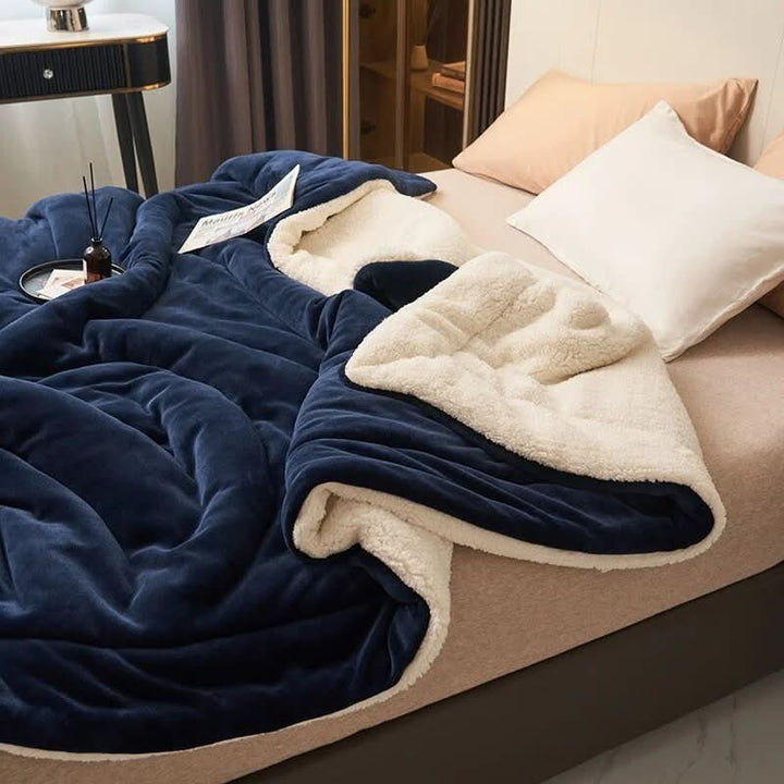 Vendbart sherpateppe i fleece til seng og sofa